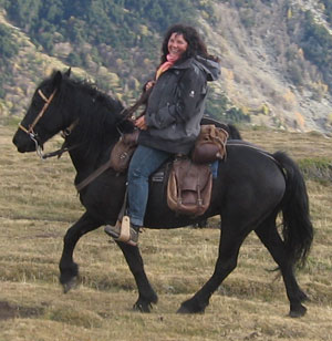 Natahlie KOMAROFF sur un cheval Merens de son Ã©levage